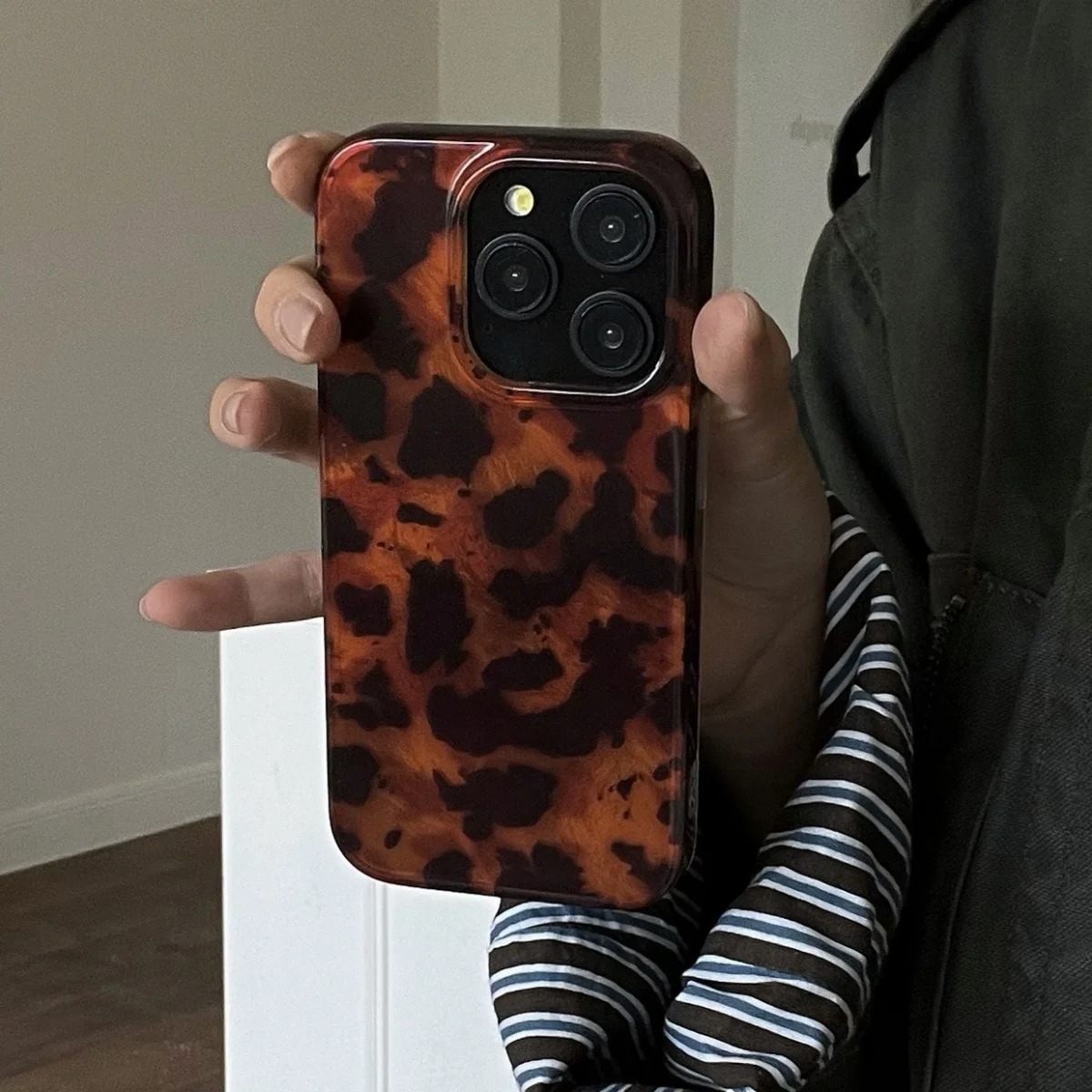 レトロなアンバーテクスチャのレーザー加工スマホケース iPh - Phone Cases For Iphone 17 のレビューと価格
